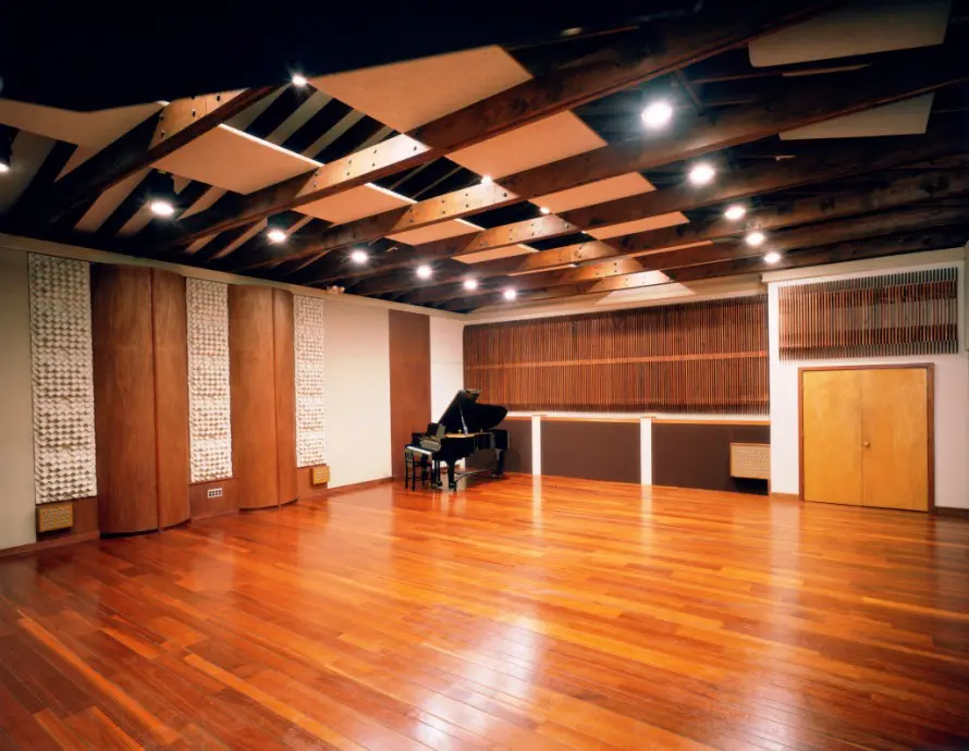 1 Track Recording Studio acoustic diffusers floating floor acoustic ceiling É muito comum uma pessoa querer transformar uma sala ou quarto de sua casa num estúdio e achar que para isso basta forrar as paredes com carpete, cortiça ou até mesmo embalagens de ovos. Infelizmente, nem todos compreendem que as soluções acústicas podem até ser simples, mas é preciso entender os fenômenos para encontrar as formas mais adequadas de resolver os problemas.