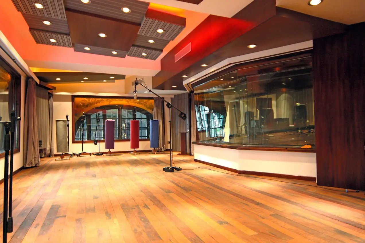 2 Vivace Studios Live Room lr A política de boa vizinhança pode ser seriamente ameaçada depois que montamos nossos estúdios. Primeiro por um motivo óbvio, o barulho que começamos a fazer. O que nem sempre imaginamos é quanto os vizinhos podem nos incomodar. Alguns barulhinhos que já faziam parte da paisagem podem se tornar insuportáveis durante uma gravação. Em muitos casos, alguns truques podem minimizar o problema. Em outros, só com uma obra mais séria. De um modo ou de outro, precisamos conhecer os princípios e as técnicas mais usuais da acústica de estúdios.