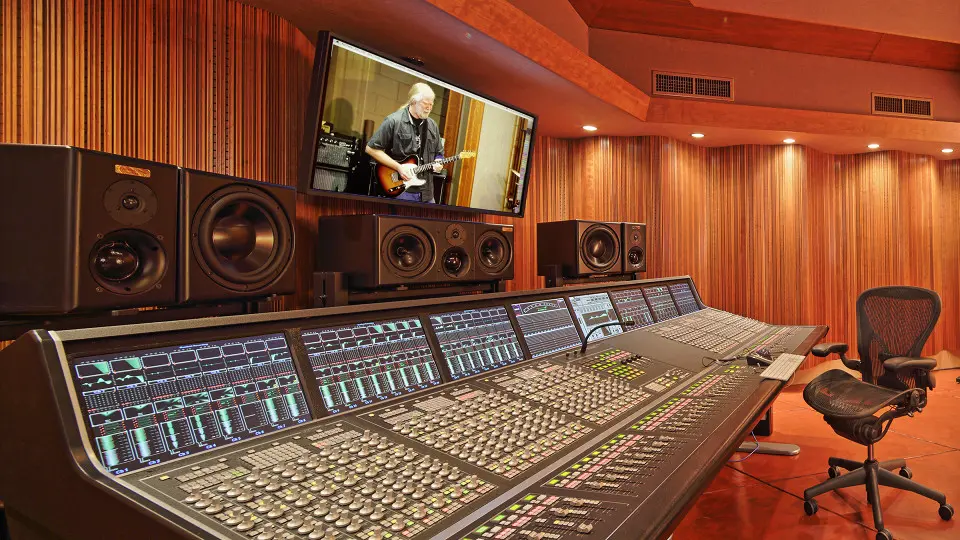 ACR SideVideo1 O som do estúdio é monitorado através de amplificadores e caixas de som, mas também por fones de ouvido. Os sons vêm sempre da mesa. Conseguir manter em outros equipamentos a mesma sonoridade obtida no estúdio, ou, pelo menos, não perder o equilíbrio entre os timbres mixados, é tarefa dura para quem se inicia na arte da gravação. No estúdio, bons monitores são aqueles de som mais puro, flat mesmo, que não inventem sonoridades nem sobrecarreguem certas freqüências. Se você usar, por exemplo, monitores com um grave extra, a tendência é você moderar nos graves durante a mixagem. Depois, em outros aparelhos, ficará a sensação de estarem faltando graves. Ou seja, as mesmas freqüências exageradas por esses alto-falantes são as que vão fazer falta em outros monitores.