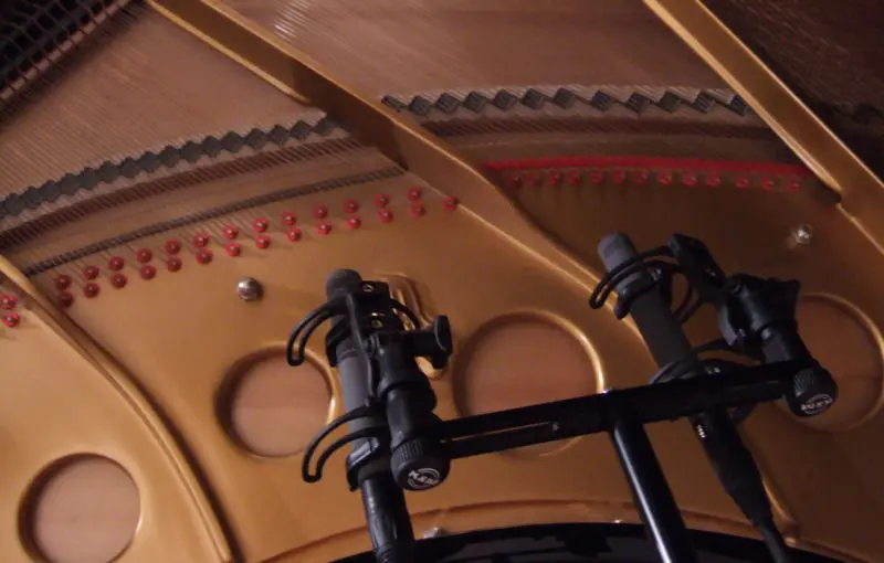 DSCF0774 Gravar vozes e instrumentos acústicos ou elétricos é uma das tarefas mais críticas de um estúdio. E, se não há regras, qual é a melhor maneira de se captar cada som? Como ponto de partida, vale a pena conhecermos os procedimentos mais comuns de captação e os microfones mais usados pelos estúdios mundo afora.