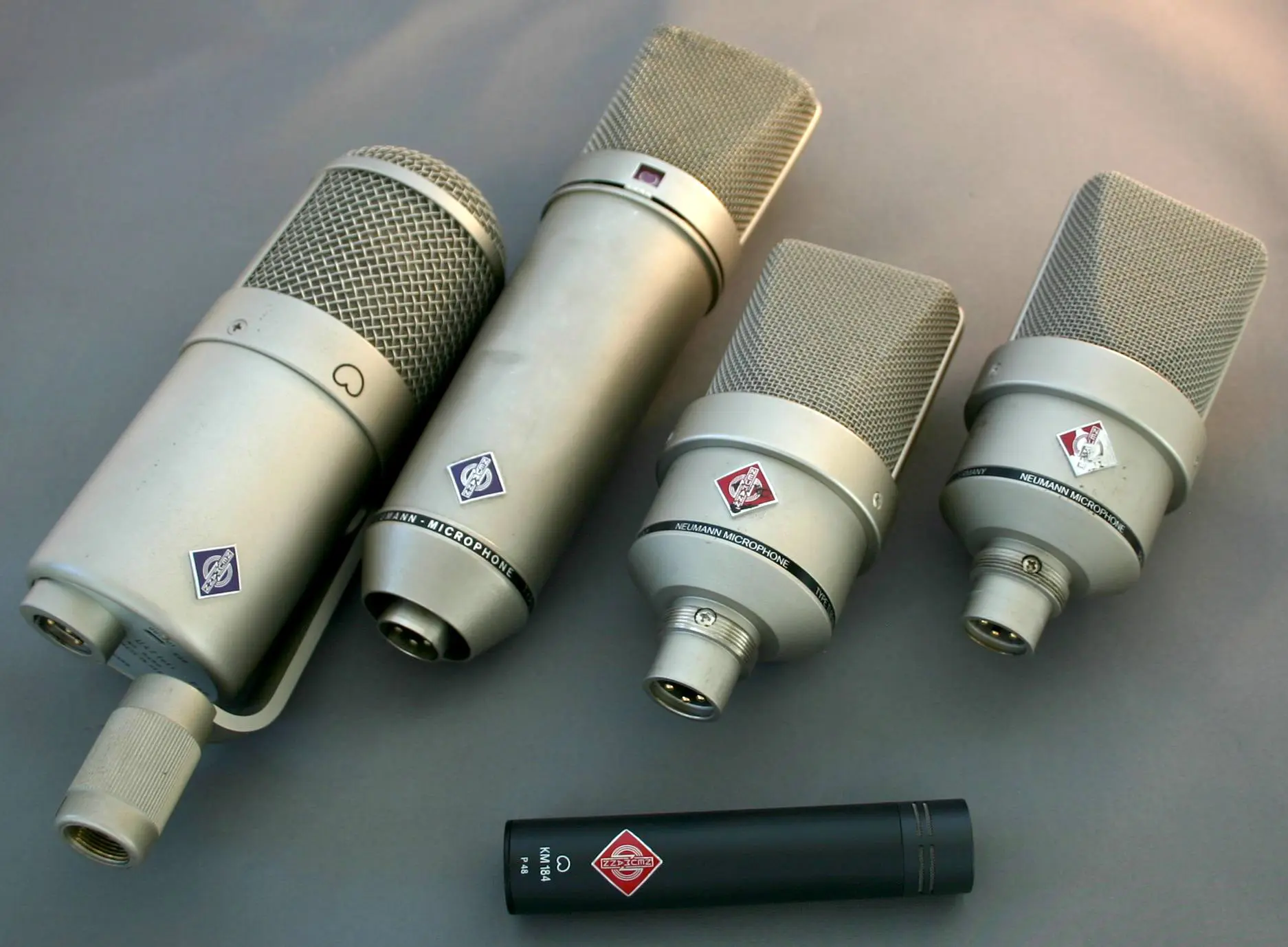 Neumann mics O tamanho físico do microfone omnidirecional tem relação direta com a manutenção de suas características omnidirecionais em freqüências muito elevadas. O corpo do microfone simplesmente bloqueia os comprimentos de onda mais curtos das altas freqüências que chegam por trás. Por isso, quanto menor o diâmetro do corpo do microfone, mais ele pode se tornar verdadeiramente omnidirecional.