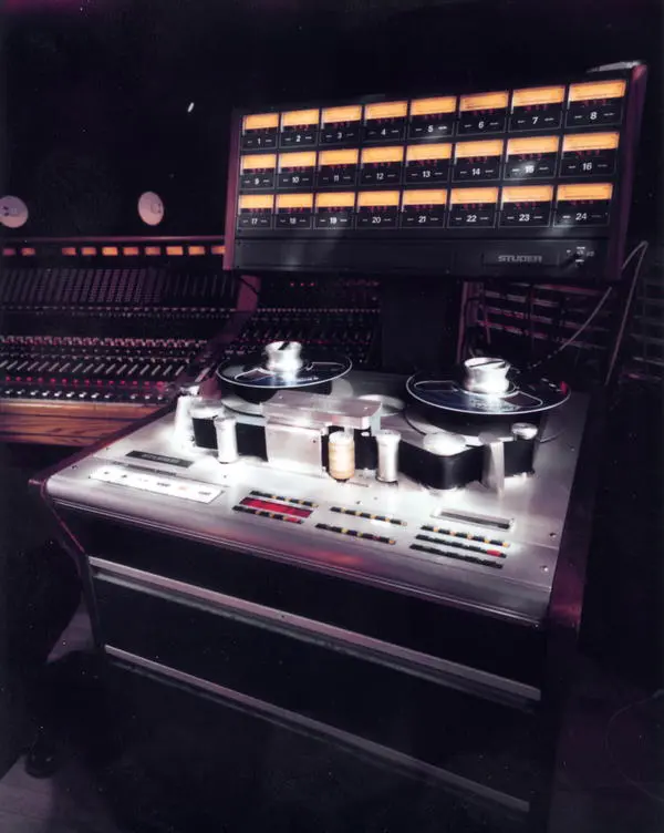 estc3badio nos anos 1990 Quando ligamos o computador ou o iPad e assistimos a um clipe no YouTube nem nos passa pela cabeça a verdadeira guerra de guerrilhas que vêm sendo as relações entre a produção e o consumo de música e a sonorização da internet.