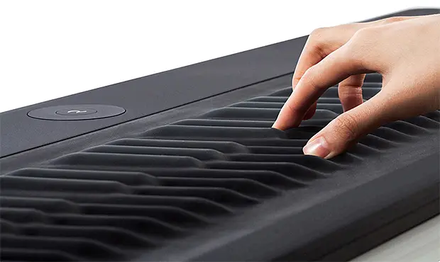 seaboard grand Um novo e interativo instrumento chamado Seaboard GRAND está chegando ao mercado com um visual semelhante a um teclado convencional, mas com teclas macias, sensíveis à pressão, flexíveis e capazes de acompanhar cada gesto do músico, que pode manipular os sons usando efeitos e controlando a afinação ou o pitch, o volume e o timbre enquanto estiver tocando.