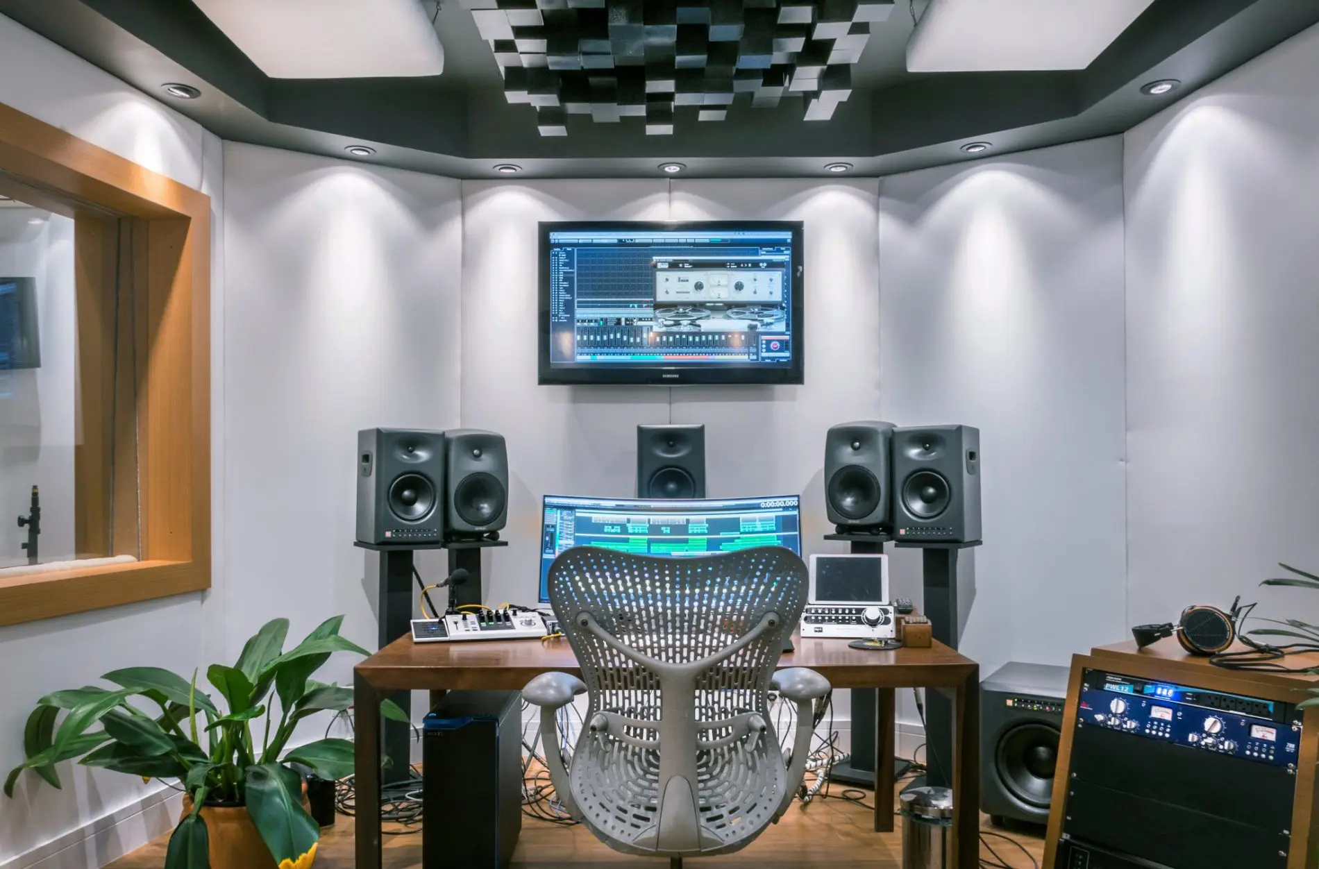 Estúdio de gravação para locução e música. Jacarandá | Produtora de Audio e Vídeo L1010529 HDR e1520982840742 Monitoração 5.1 Surround - JBL LSR4328, com Subwoofer JBL LSR4312SP.Fones de ouvido: Audeze LCD2, Beyerdynamic DT 780, Sennheiser HD580Monitor 34", Ultrawide, Ultra HD.SPL SMC - Controlador de Monitor 5.1TV 42"Monitor 21" para Dublagem ou Foley.Temos uma vasta seleção de microfones. Entre eles: Neumann U47 EF14, Neumann U67, Neumann TLM 170, Schoeps MK2, Neumann KM84, Royer 121, Neumann FET 47 etc.Temos uma vasta seleção de pré amplificadores, entre eles: Millennia STT-1, NEVE, TubeTech, API, Avalon, SSL, Studer etc.No estúdio C, utilizamos conversão ADDA RME UCX.Controladores Steinberg CC121 e Steinberg CH.Vocal-Booth que permite até 4 pessoas ao mesmo tempo.Cadeira Herman Miller para o seu conforto.Projeto acústico de alto padrão, com 2 toneladas de lã de rocha,Estúdio todo conectado com cabos MOGAMI QUAD. Maquina Nespresso e bebidas a vontade.Máquina secundária para edição ou mixagem.Luz natural. Previlégio raro em estúdios.Sofá para clientes felizes.Ar Condicionado ultra silencioso Fujitsu 32K BTU.