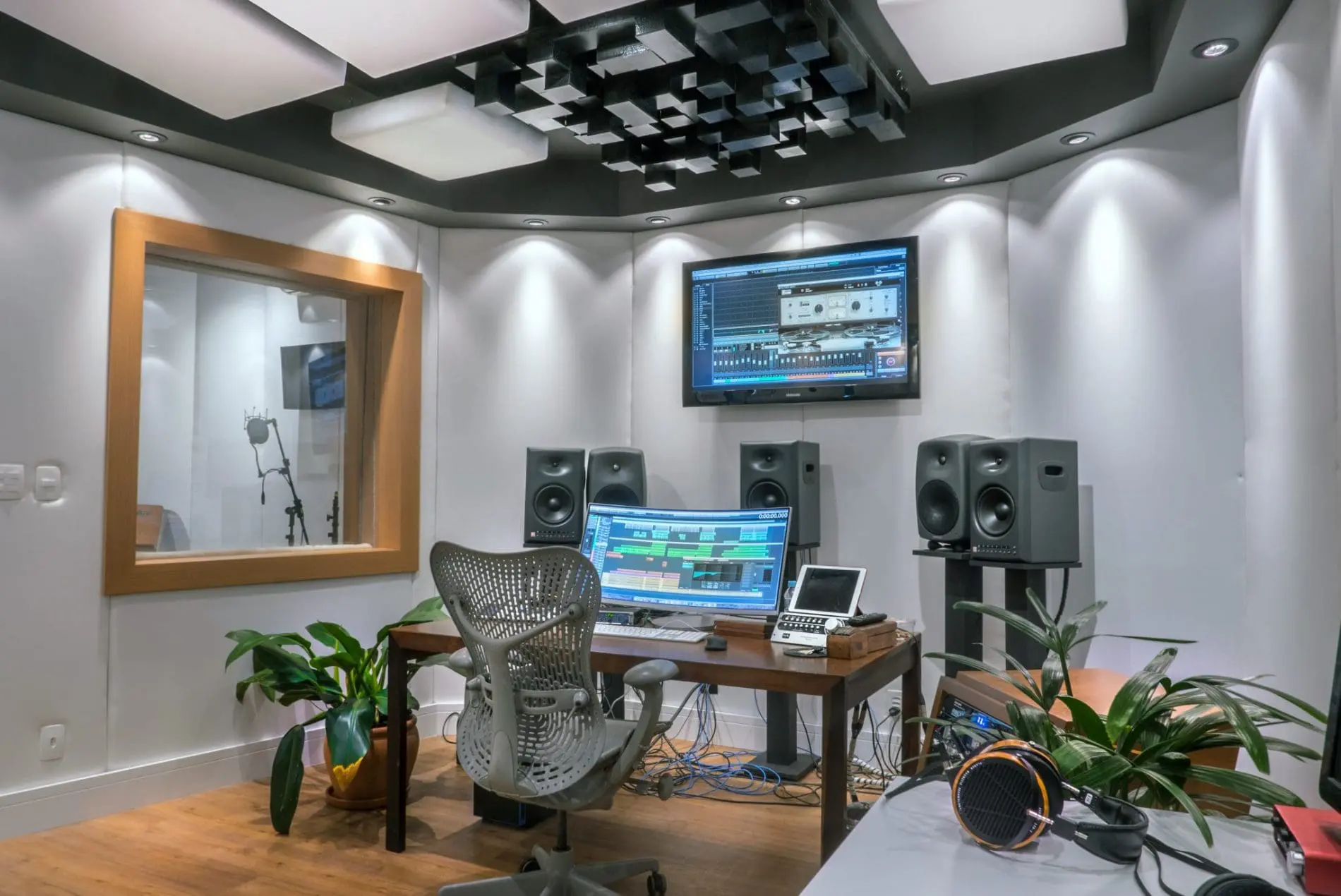 Estúdio de gravação para locução e música. Jacarandá | Produtora de Audio e Vídeo L1010558 HDR e1520982825262 Monitoração 5.1 Surround - JBL LSR4328, com Subwoofer JBL LSR4312SP.Fones de ouvido: Audeze LCD2, Beyerdynamic DT 780, Sennheiser HD580Monitor 34", Ultrawide, Ultra HD.SPL SMC - Controlador de Monitor 5.1TV 42"Monitor 21" para Dublagem ou Foley.Temos uma vasta seleção de microfones. Entre eles: Neumann U47 EF14, Neumann U67, Neumann TLM 170, Schoeps MK2, Neumann KM84, Royer 121, Neumann FET 47 etc.Temos uma vasta seleção de pré amplificadores, entre eles: Millennia STT-1, NEVE, TubeTech, API, Avalon, SSL, Studer etc.No estúdio C, utilizamos conversão ADDA RME UCX.Controladores Steinberg CC121 e Steinberg CH.Vocal-Booth que permite até 4 pessoas ao mesmo tempo.Cadeira Herman Miller para o seu conforto.Projeto acústico de alto padrão, com 2 toneladas de lã de rocha,Estúdio todo conectado com cabos MOGAMI QUAD. Maquina Nespresso e bebidas a vontade.Máquina secundária para edição ou mixagem.Luz natural. Previlégio raro em estúdios.Sofá para clientes felizes.Ar Condicionado ultra silencioso Fujitsu 32K BTU.