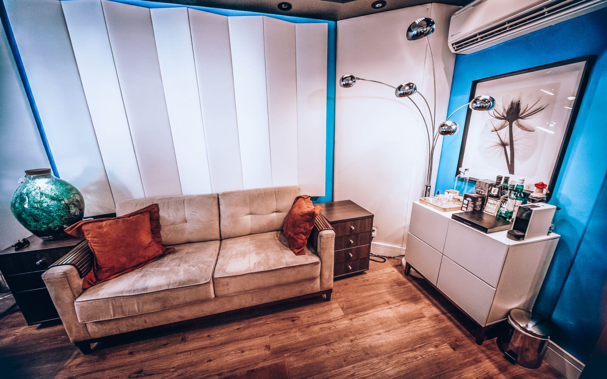 Estudio C 3 svg+xml;charset=utf Studio,Videocast,Music,Recording,Filming,Audiovisual,Podcast Our music recording studio offers flexibility for every type of project. Record in a welcoming and professional environment, equipped with a large selection of top-of-the-line microphones to ensure that your recordings reach the level of quality you desire.