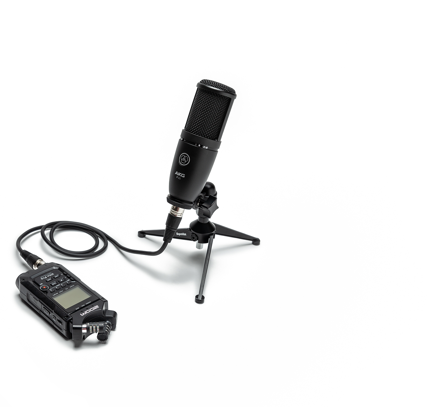 Kit Podcast Mic | Oferecemos um total de 7 kits para gravacões remotas de podcasts e vídeocasts. As maletas podem ser enviadas com facilidade até os participantes.  4 kits são voltados para gravação de áudio e vídeo, e 3 kits somente para áudio. Além do nosso treinamento personalizado através de vídeochamada, os kits acompanham um manual impresso e também disponibilizamos uma vídeoaula rápida e prática ensiando a operação. O AKG Perception 120 é um microfone condensador de construção sólida, o que garante um melhor desempenho e durabilidade. Possui um diafragma de alta qualidade proporcionando um som mais claro e preciso, além de duas chaves seletoras: com pre atenuação de 20dB e um filtro de baixas frequências. O Perception 120 é uma excelente opção para gravações em estudio e ao vivo. 